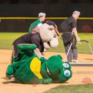 2 mascottes : un crocodile vert et un cochon rose -